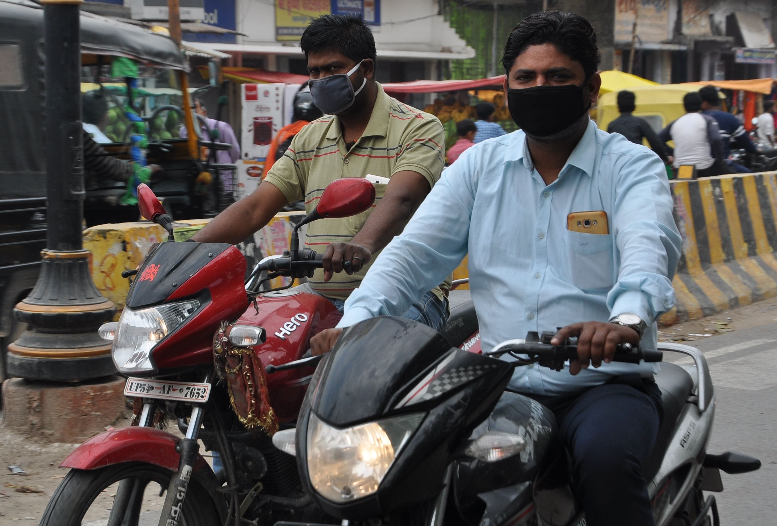 बचाव ही सुरक्षा:नगर में मास्क लगाकर कोरोना से बचाव के बाद बाइक चलाते युवक। बचाव ही सुरक्षा:नगर में मास्क लगाकर कोरोना से बचाव के बाद बाइक चलाते युवक।