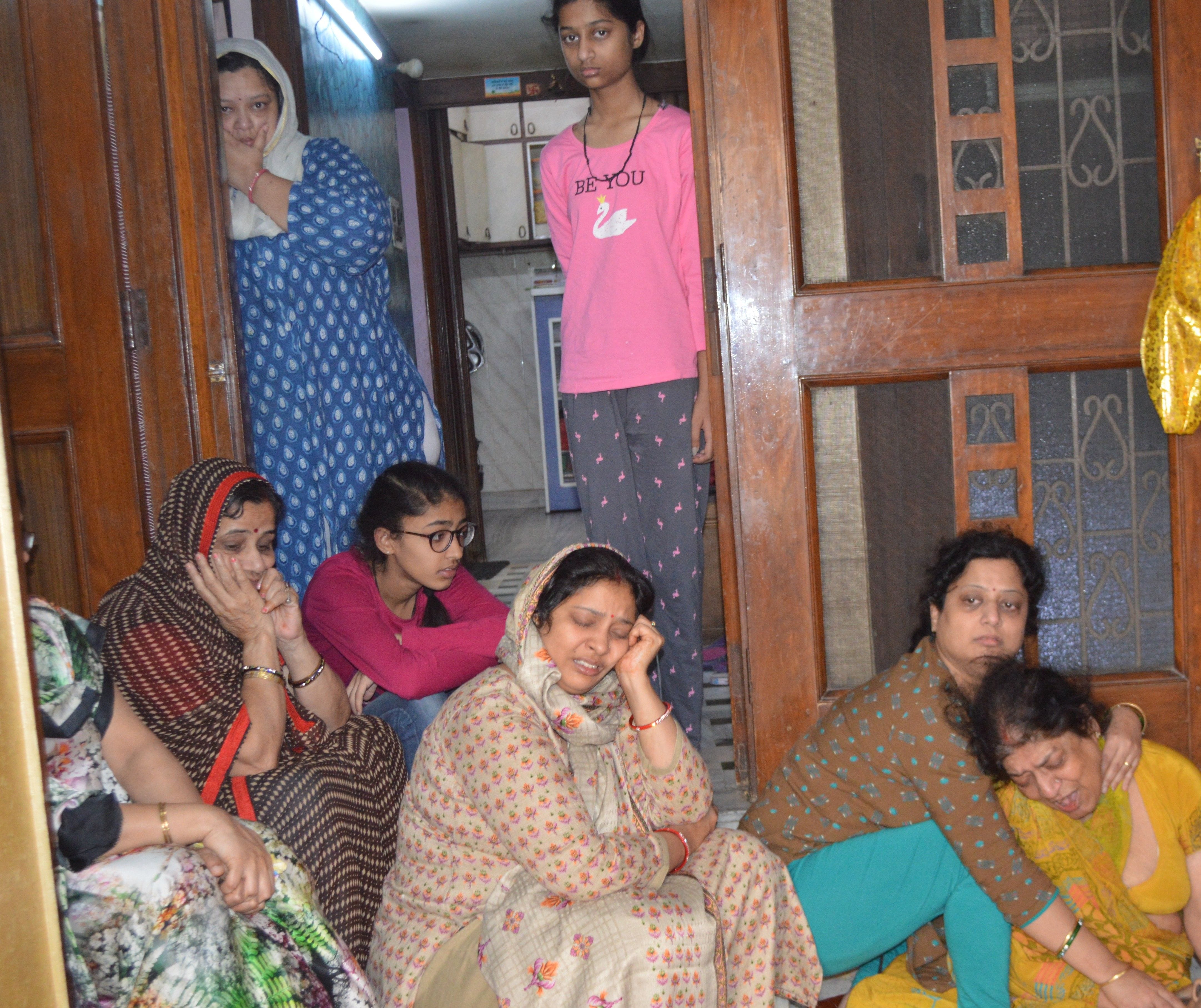 हाथरस: व्यापारी की मौत के बाद विलाप करते परिजन व लगी भीड़। हाथरस: व्यापारी की मौत के बाद विलाप करते परिजन व लगी भीड़।