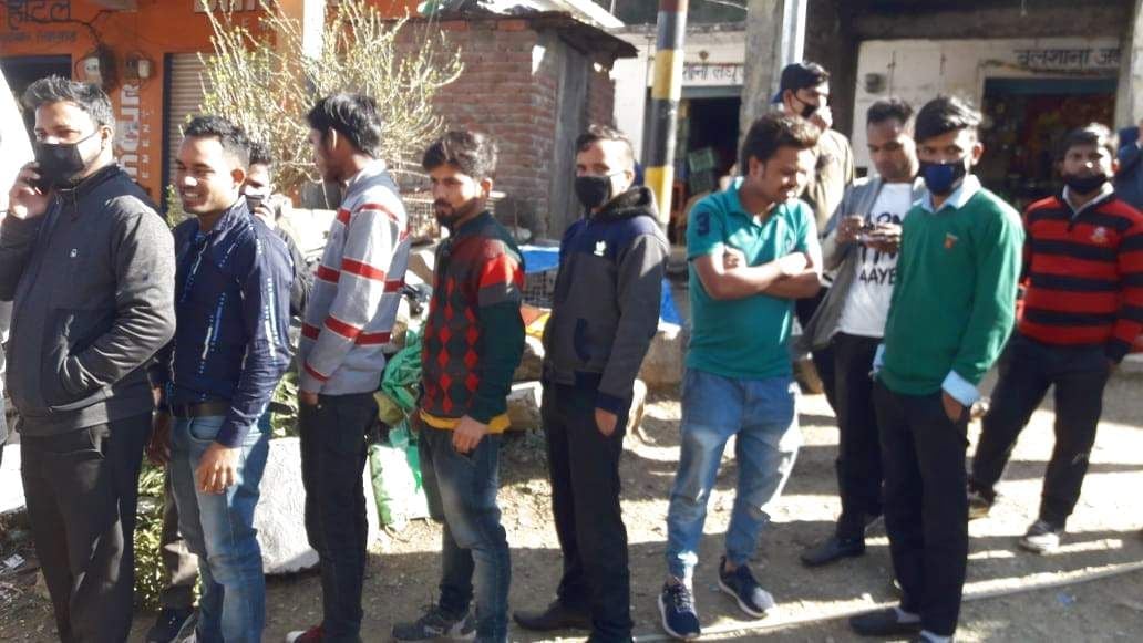 गैरसैंण के पांडुवाखाल में अपनी जांच के लिए कतार में यात्री। गैरसैंण के पांडुवाखाल में अपनी जांच के लिए कतार में यात्री।