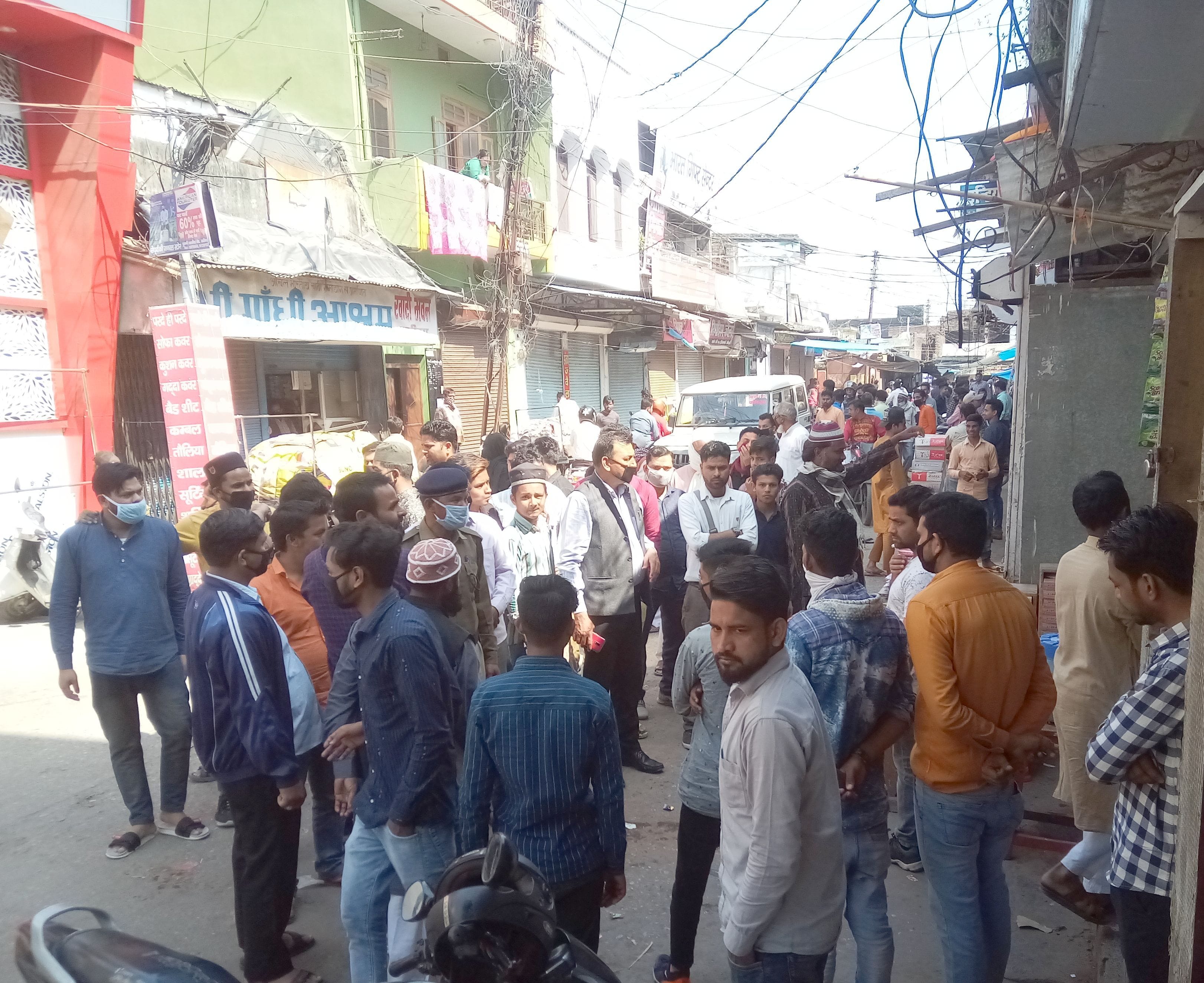 खटीमा की व्यस्त पुरानी तहसील रोड में आवश्यक वस्तुओं की दुकानों को छोड़ अन्य व्यापारियों से दुका? खटीमा की व्यस्त पुरानी तहसील रोड में आवश्यक वस्तुओं की दुकानों को छोड़ अन्य व्यापारियों से दुका?