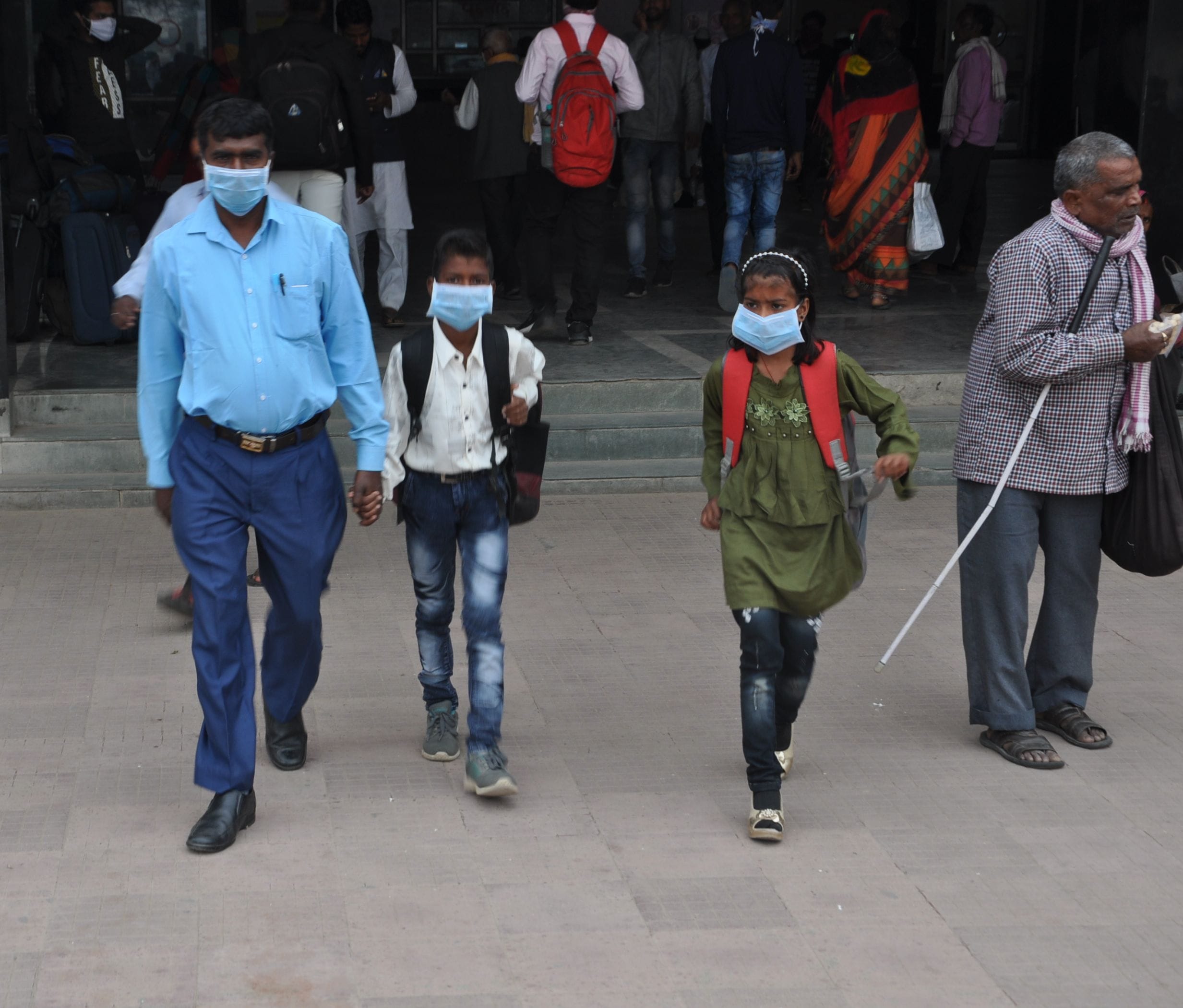 रेलवे स्टेशन पर आई ट्रेन से बाहर निकालते यात्री। रेलवे स्टेशन पर आई ट्रेन से बाहर निकालते यात्री।