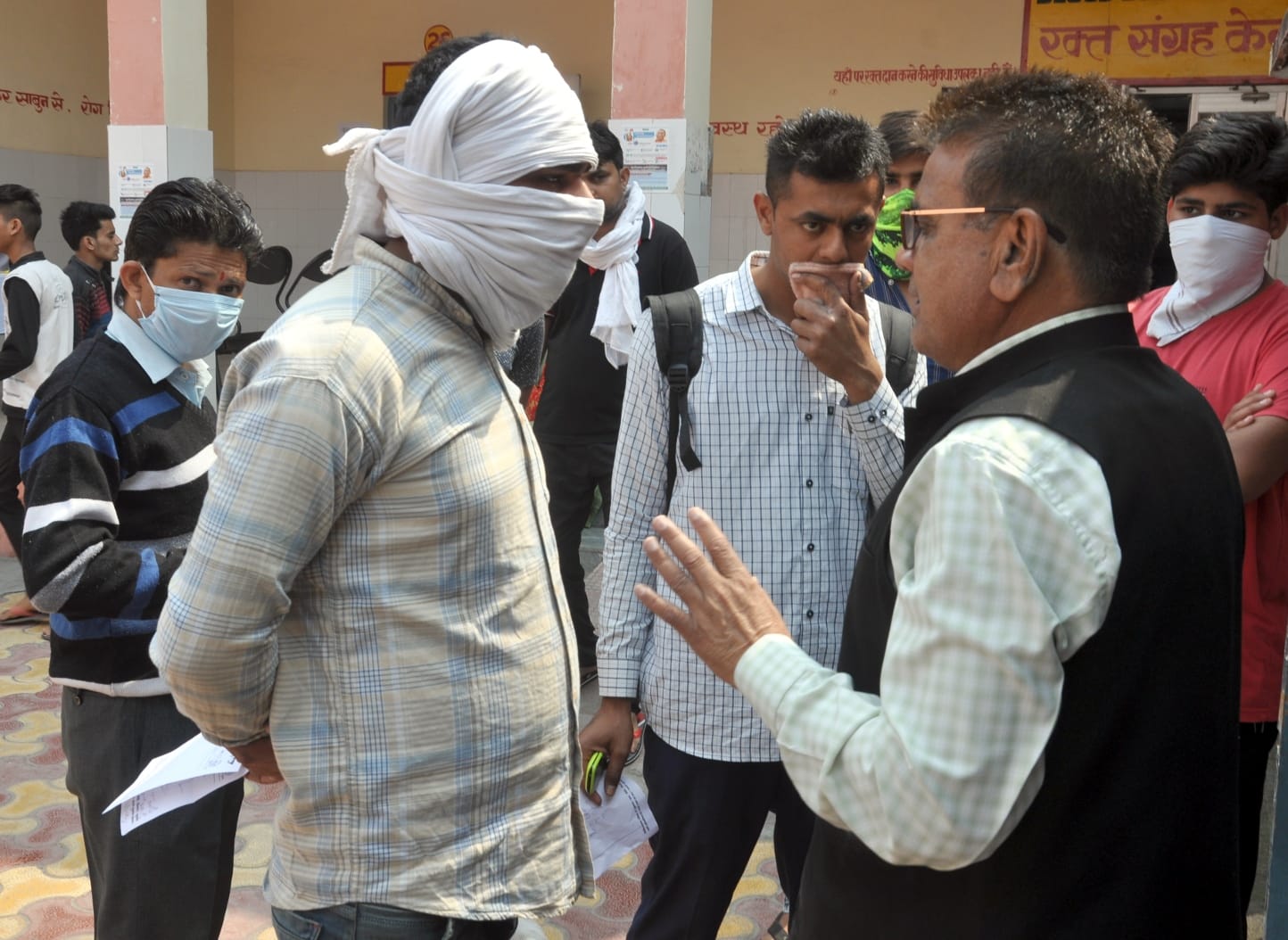 शामली सरकारी अस्पताल में चिकित्साअधिक्षक से शिकायत करते मरीज शामली सरकारी अस्पताल में चिकित्साअधिक्षक से शिकायत करते मरीज