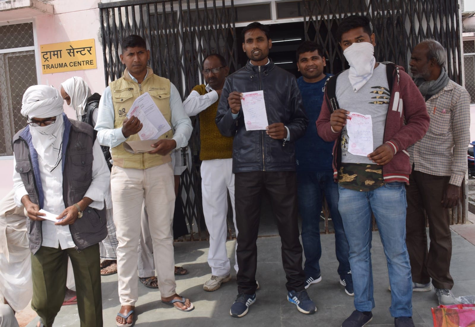 जिला अस्पताल के ट्रामा सेंटर पर परेशान मरीज। जिला अस्पताल के ट्रामा सेंटर पर परेशान मरीज।