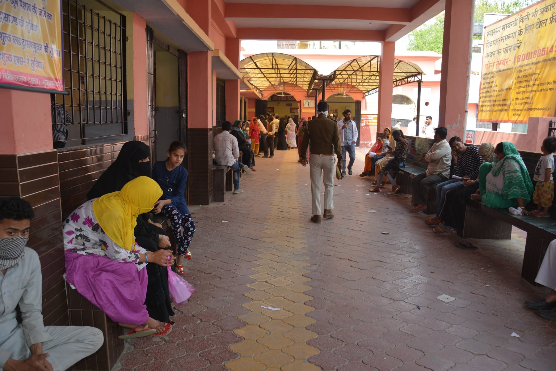 जिला चिकित्सालय में खाली पडे दवाई वितरण की खिडकी। नदारद दिखे मरीज।