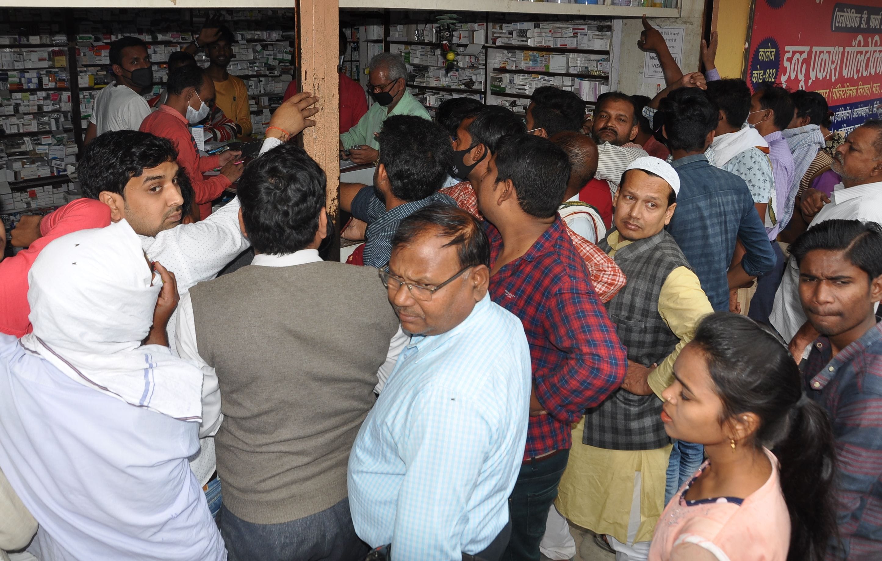 नगर के सहादतपुरा स्थित मेडिकल हाल पर दवा लेने के लिए जुटी भीड़। नगर के सहादतपुरा स्थित मेडिकल हाल पर दवा लेने के लिए जुटी भीड़।