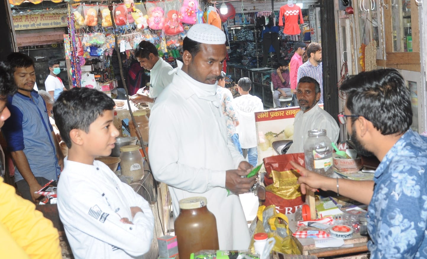 शामली में पंसारी की दुकान में खरिदारी करते लोग
