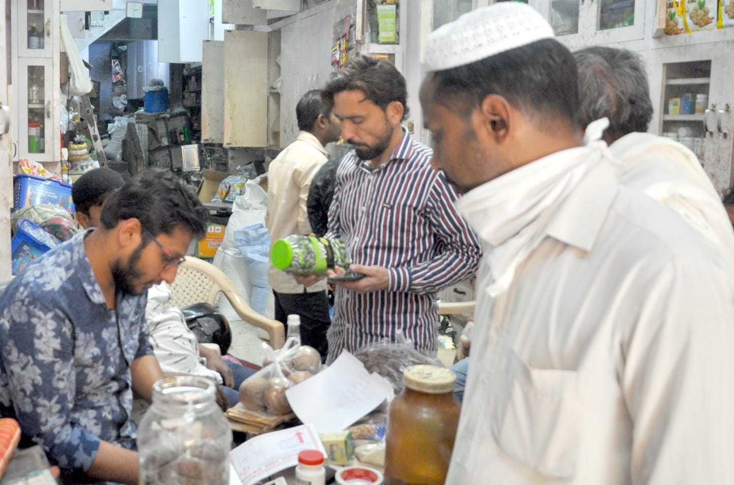 शामली में पंसारी की दुकान में खरिदारी करते लोग