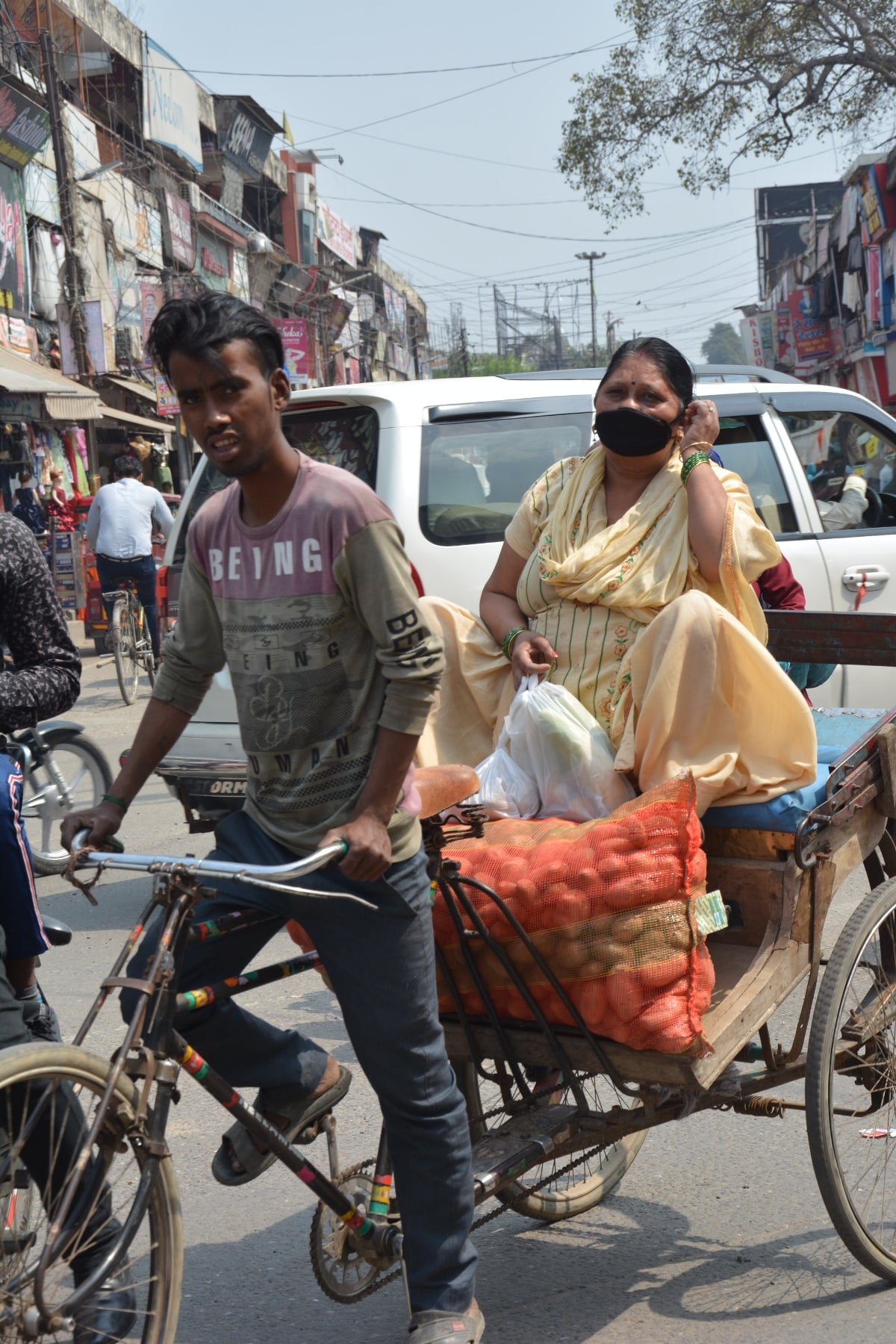 रिक्शा से घर का राशन लेकर जाती महिला। रिक्शा से घर का राशन लेकर जाती महिला।