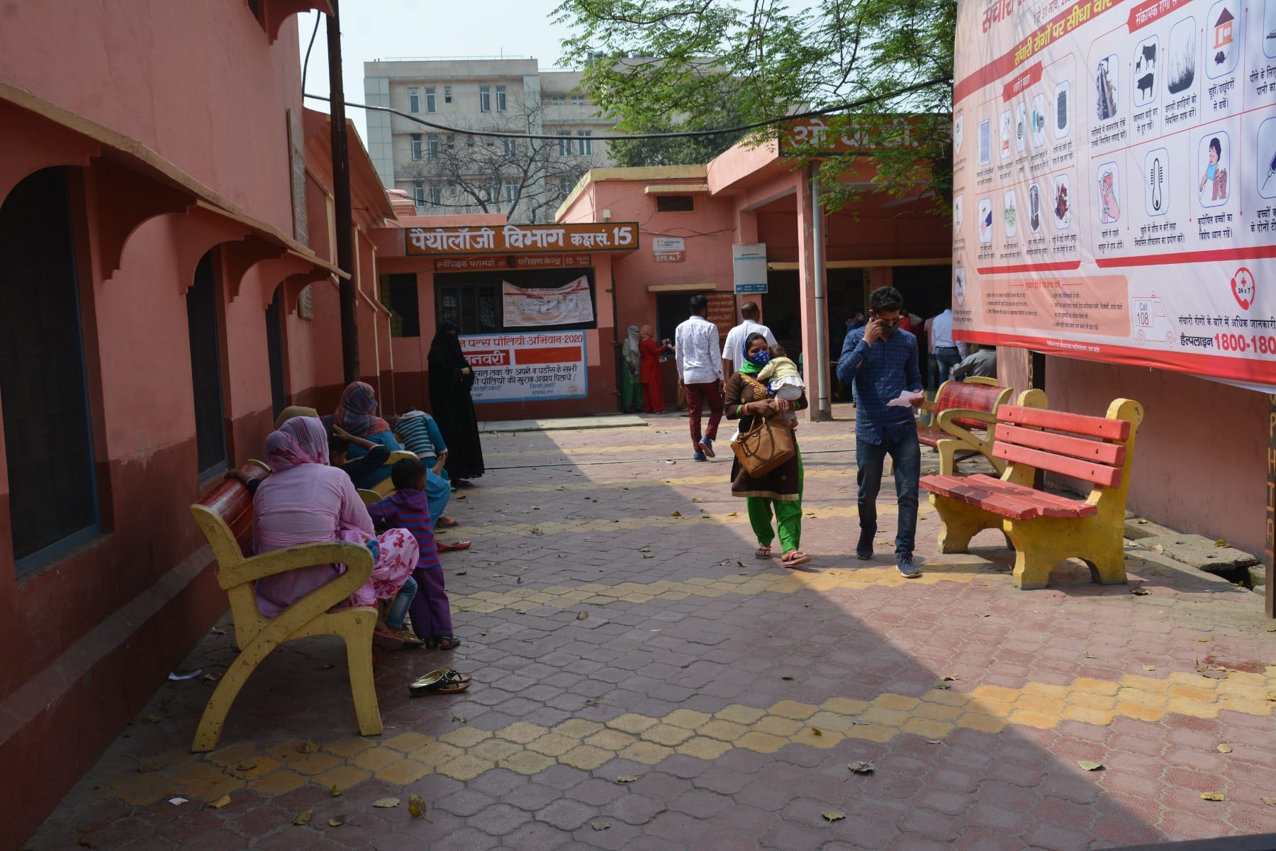 जिला चिकित्सालय में नदारद दिखे मरीज।