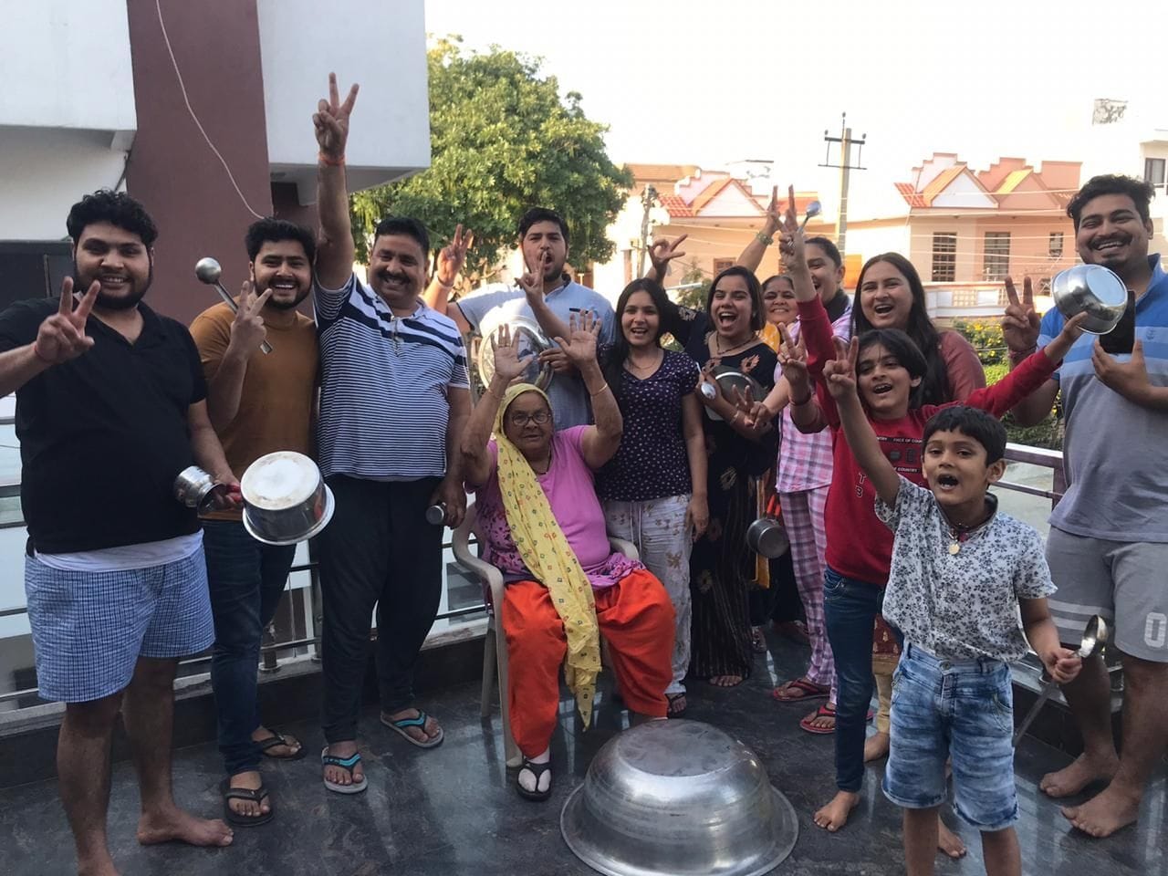 सोनीपत के सेक्टर-15 में अपने घर की बालकानी में थालियां बजाते लोग। सोनीपत के सेक्टर-15 में अपने घर की बालकानी में थालियां बजाते लोग।