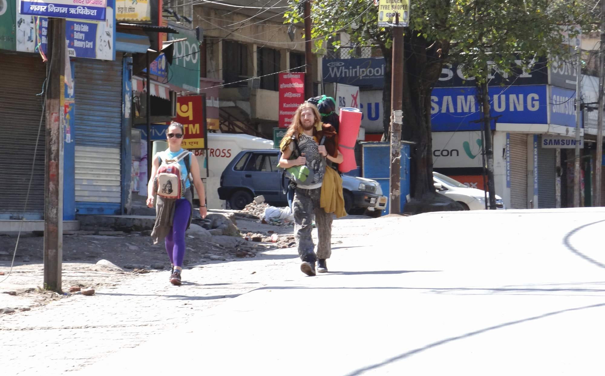 हरिद्वार मार्ग पर गुजरता विदेशी नागरिकों का जोड़ा। हरिद्वार मार्ग पर गुजरता विदेशी नागरिकों का जोड़ा।