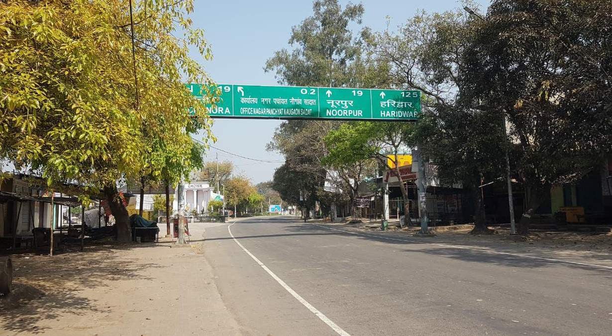 नौगांवा सादात में अमरोहा-बिजनौर रोड पर पसरा सन्नाटा