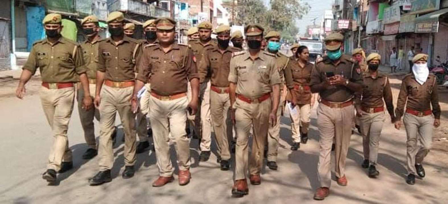 अतर्रा में यूं गश्त किया पुलिस ने। अतर्रा में यूं गश्त किया पुलिस ने।