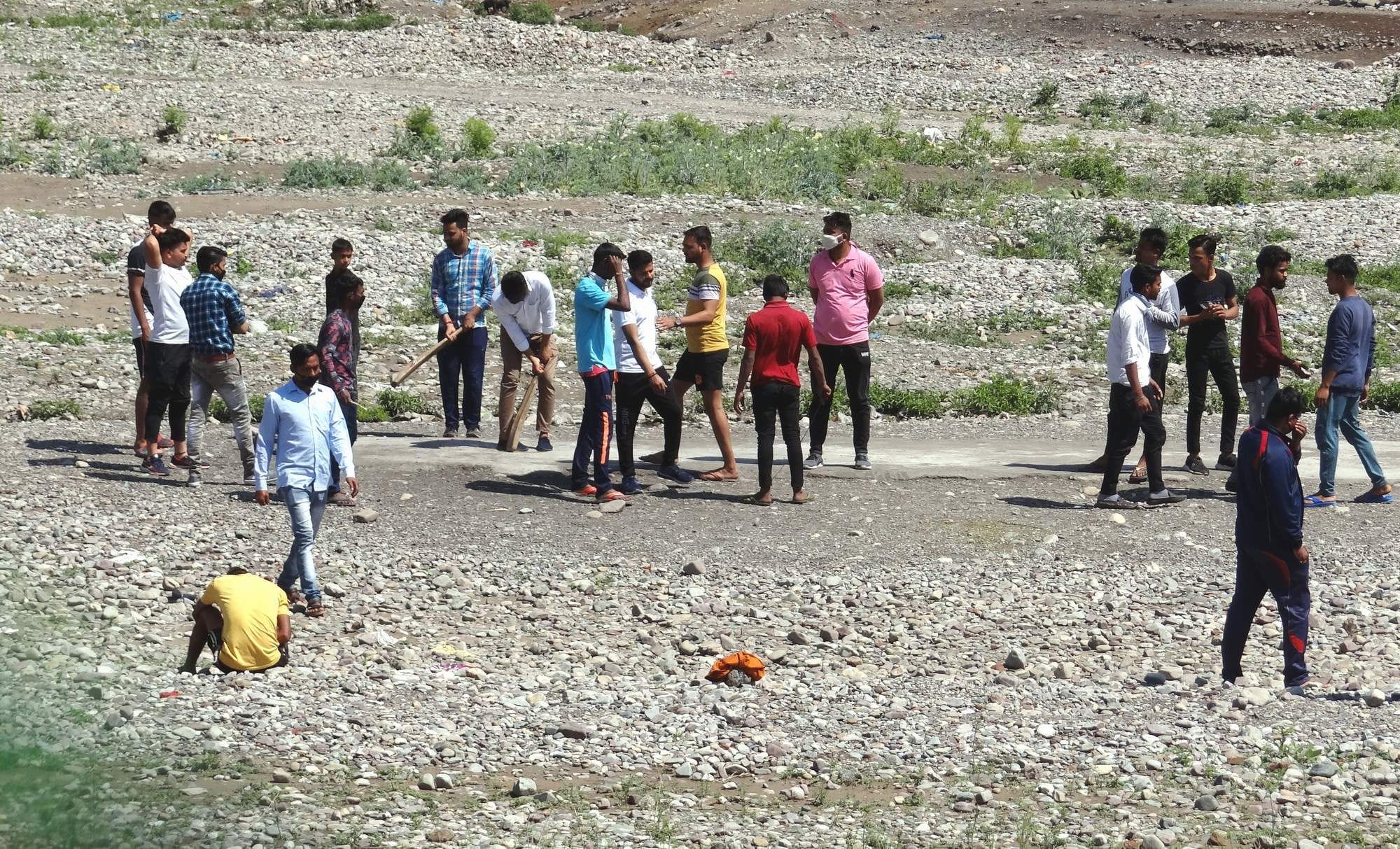 चद्रभागा नदी में जनता कर्फ्यू के दौरान क्रिकेट का आनंद लेते बच्चे। चद्रभागा नदी में जनता कर्फ्यू के दौरान क्रिकेट का आनंद लेते बच्चे।