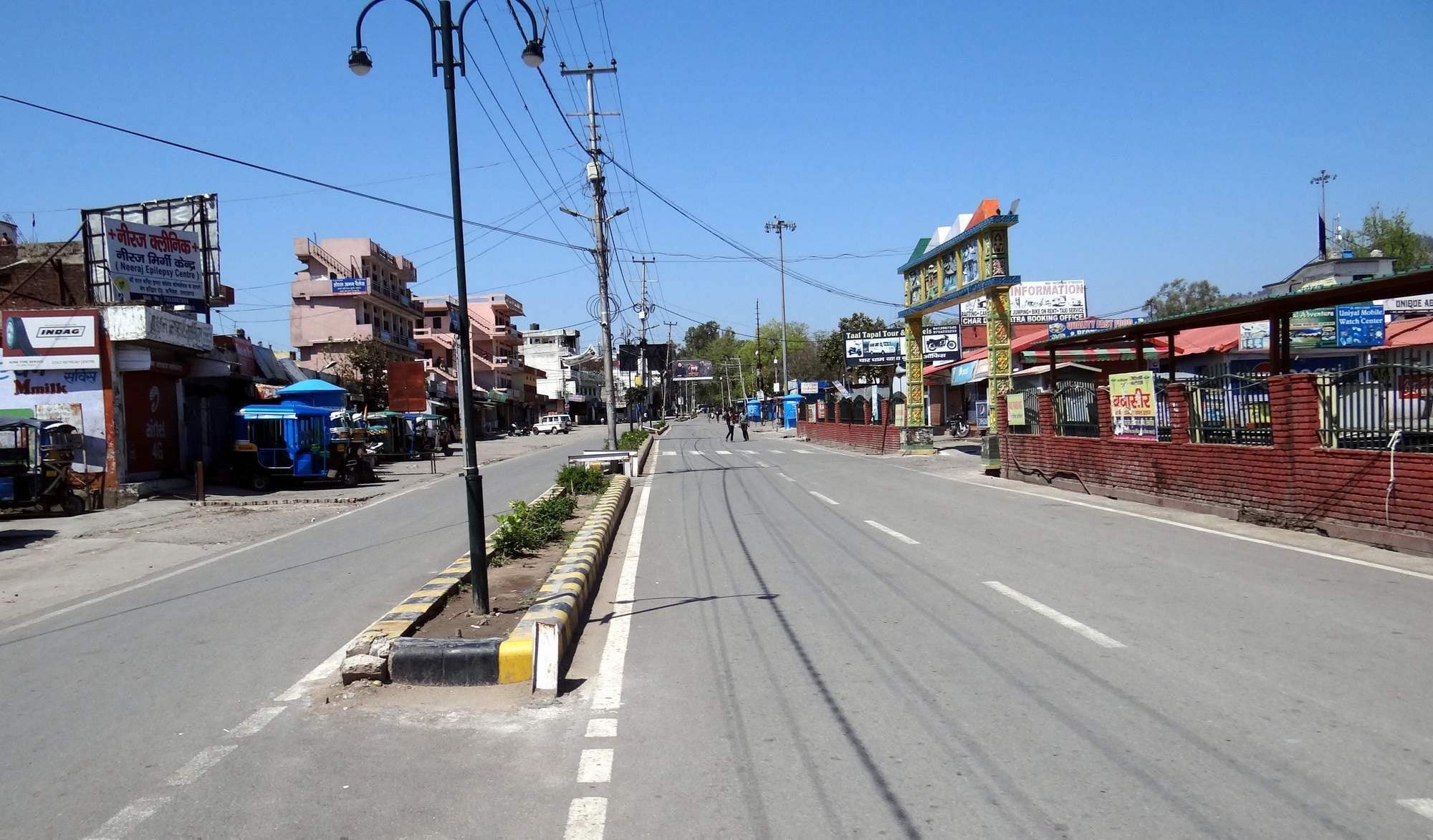ऋषिकेश में सुनसान पड़ा आईएसबीटी मार्ग।