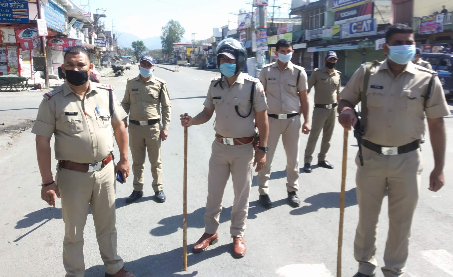 सुबह 10:54 बजे डाकपत्थर चौक पर मुस्तैद पुलिस कर्मी। सुबह 10:54 बजे डाकपत्थर चौक पर मुस्तैद पुलिस कर्मी।