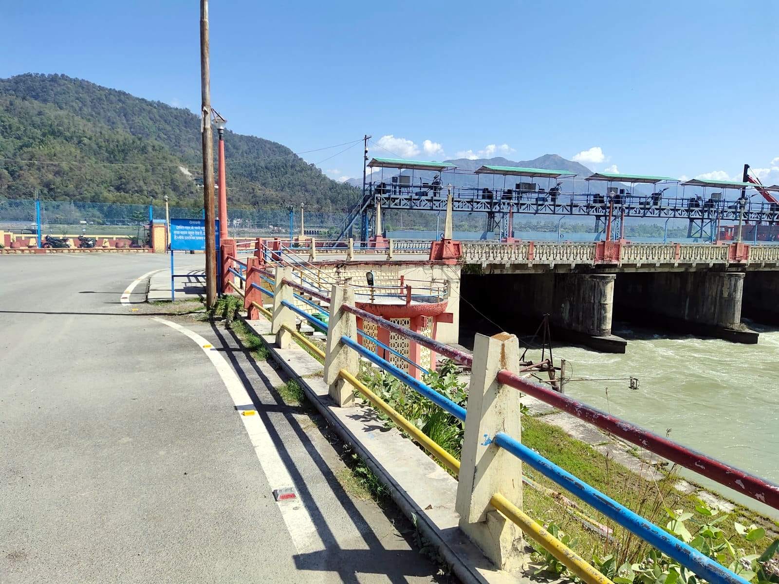 सुबह 9 बजे डाकपत्थर बैराज में पसरा सन्नाटा। सुबह 9 बजे डाकपत्थर बैराज में पसरा सन्नाटा।