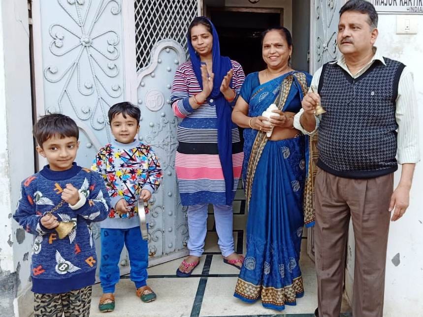 बुढ़ाना में कस्बे के बाजार में थाली बजाता व्यापारी परिवार। बुढ़ाना में कस्बे के बाजार में थाली बजाता व्यापारी परिवार।