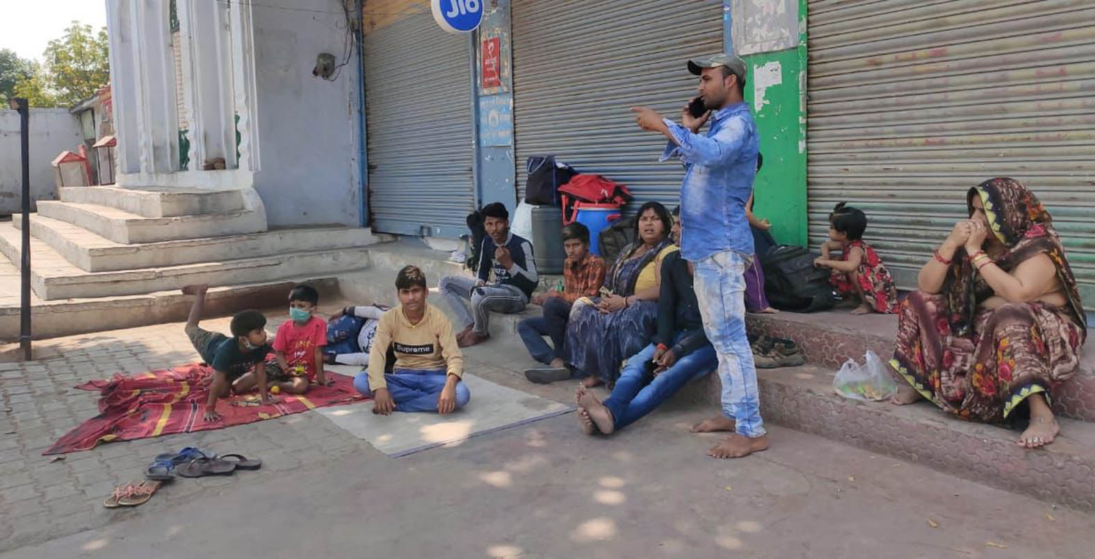 बांदा की नवाबी जामा मस्जिद के बाहर डेरा डाले सूरत से लौटा अनुसूचित जाति का मजदूर परिवार । बांदा की नवाबी जामा मस्जिद के बाहर डेरा डाले सूरत से लौटा अनुसूचित जाति का मजदूर परिवार ।