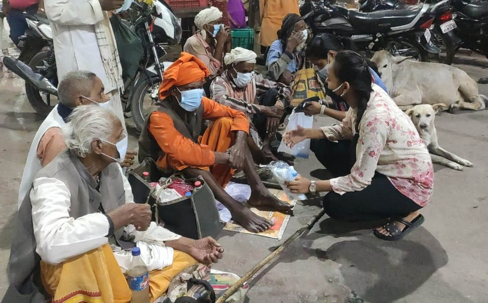 बांदा में भिखारियों को मॉस्क बांटती एक बेटी। बांदा में भिखारियों को मॉस्क बांटती एक बेटी।