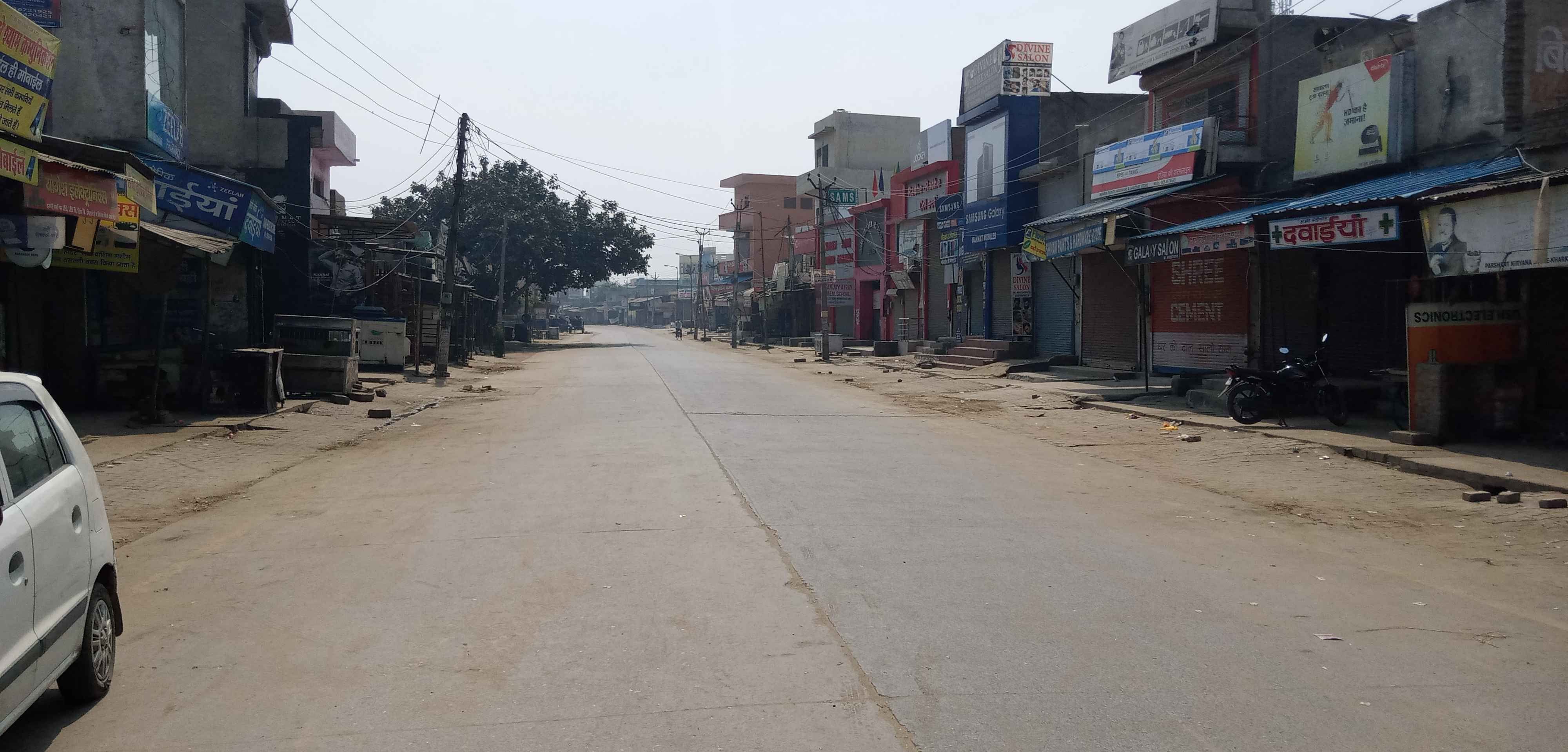 खरखौदा में बंद पड़ा पूरा बाजार। खरखौदा में बंद पड़ा पूरा बाजार।