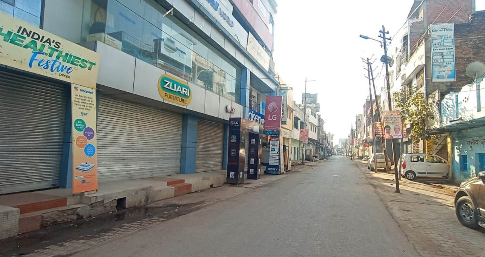 बांदा में बंद दुकानें, सड़क पर सन्नाटा। बांदा में बंद दुकानें, सड़क पर सन्नाटा।