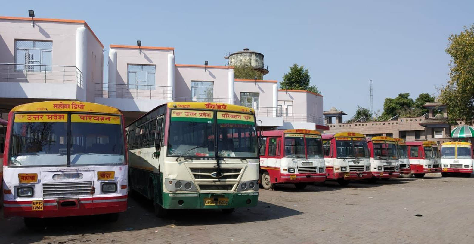 बांदा रोडवेज में खड़ी बसें। बांदा रोडवेज में खड़ी बसें।