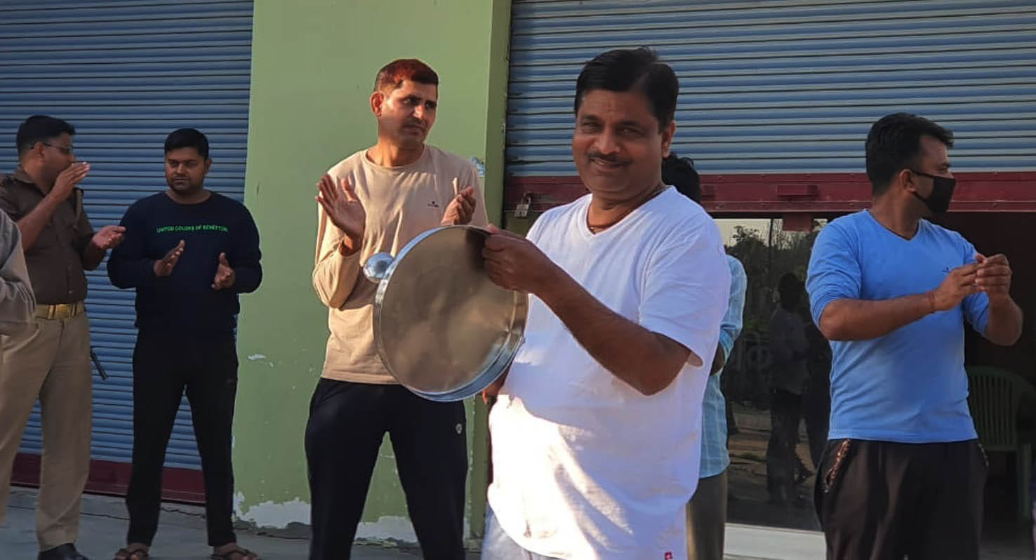 जनता कर्फ्यू के दिन पांच बजे पैतृक निवास पर परिजनों के साथ घंटी बजाते राजस्व राज्य मंत्री विजय कश जनता कर्फ्यू के दिन पांच बजे पैतृक निवास पर परिजनों के साथ घंटी बजाते राजस्व राज्य मंत्री विजय कश