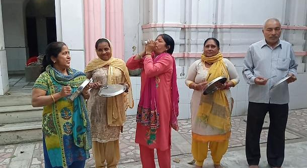 देवबंद में थाली व शंख बजाकर कोरोना वायरस से लड़ने की मुहिम में सहयोग कर रहे लोगों का उत्साह बढ़ात? देवबंद में थाली व शंख बजाकर कोरोना वायरस से लड़ने की मुहिम में सहयोग कर रहे लोगों का उत्साह बढ़ात?