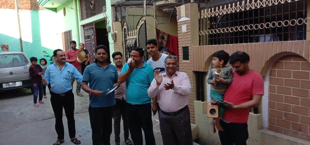 हसनपुर में जनता कर्फ्यू के दौरान घर से बाहर निकलकर थालियां बजाते लोग। हसनपुर में जनता कर्फ्यू के दौरान घर से बाहर निकलकर थालियां बजाते लोग।