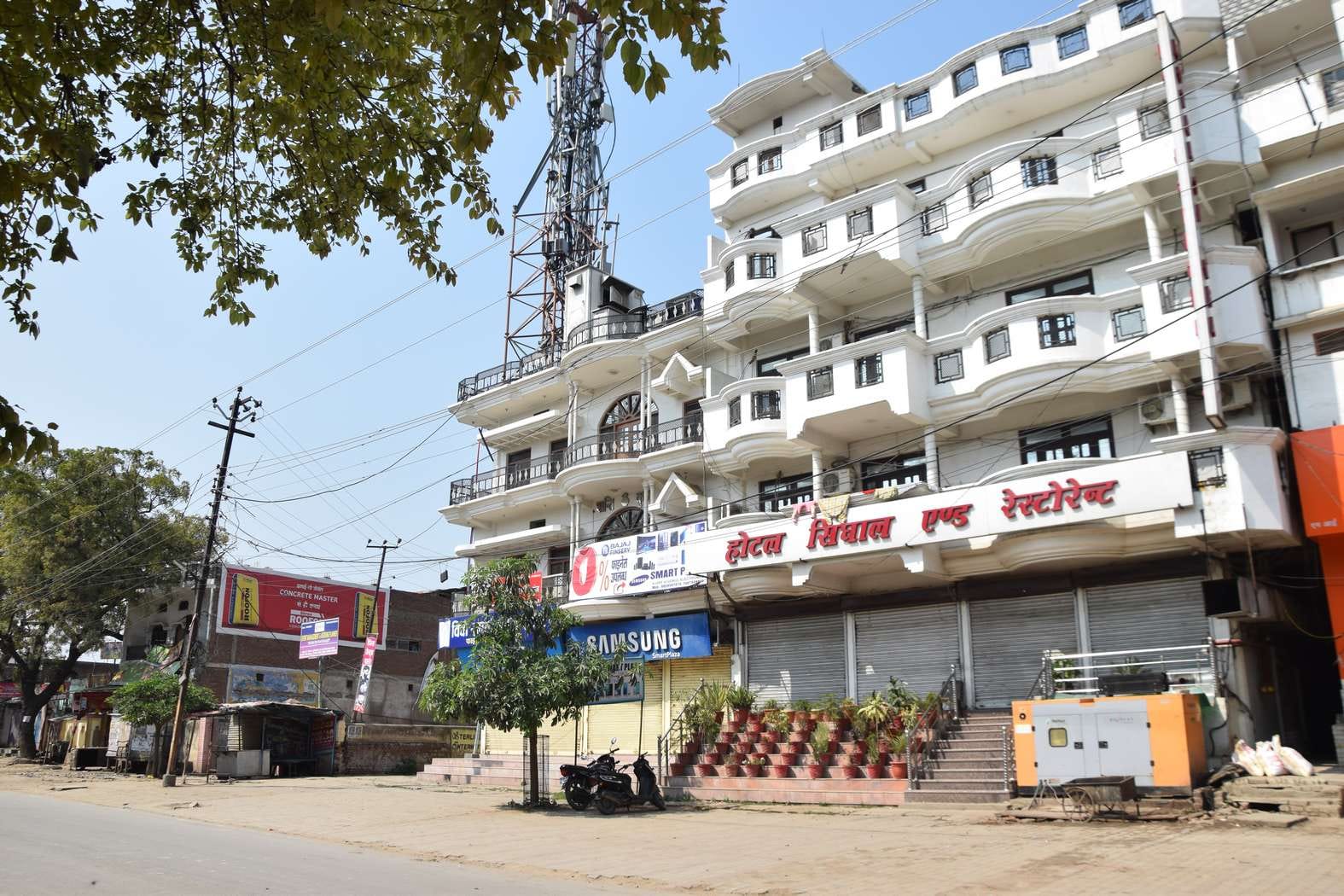 जनता कर्फ्यू के दौरान बंद पड़ा होटल तथा सुनी पड़ी सड़के। जनता कर्फ्यू के दौरान बंद पड़ा होटल तथा सुनी पड़ी सड़के।