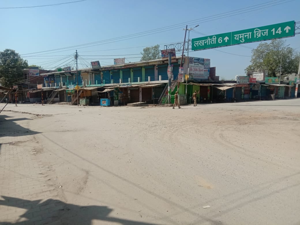 गंगोह में बंद दुकाने और सुनसान पड़ा करनाल मार्ग