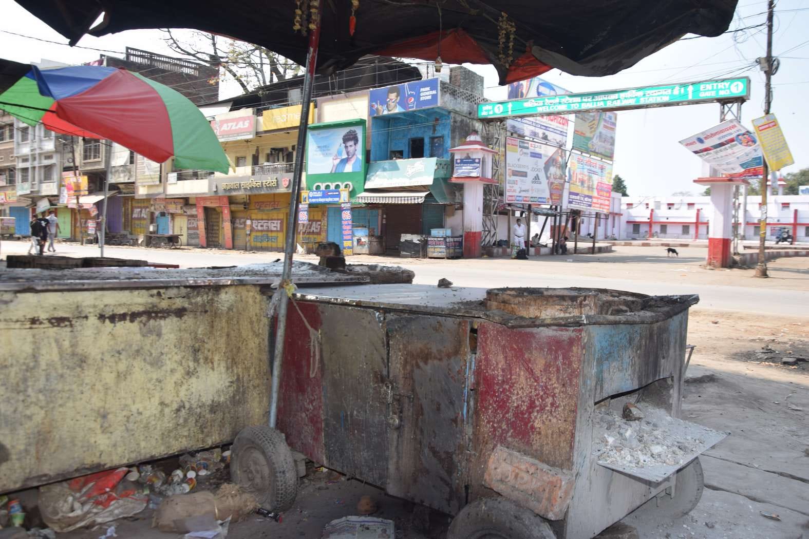 जनता कर्फ्यू के दौरान बंद पड़ा चाय की दुकान। जनता कर्फ्यू के दौरान बंद पड़ा चाय की दुकान।