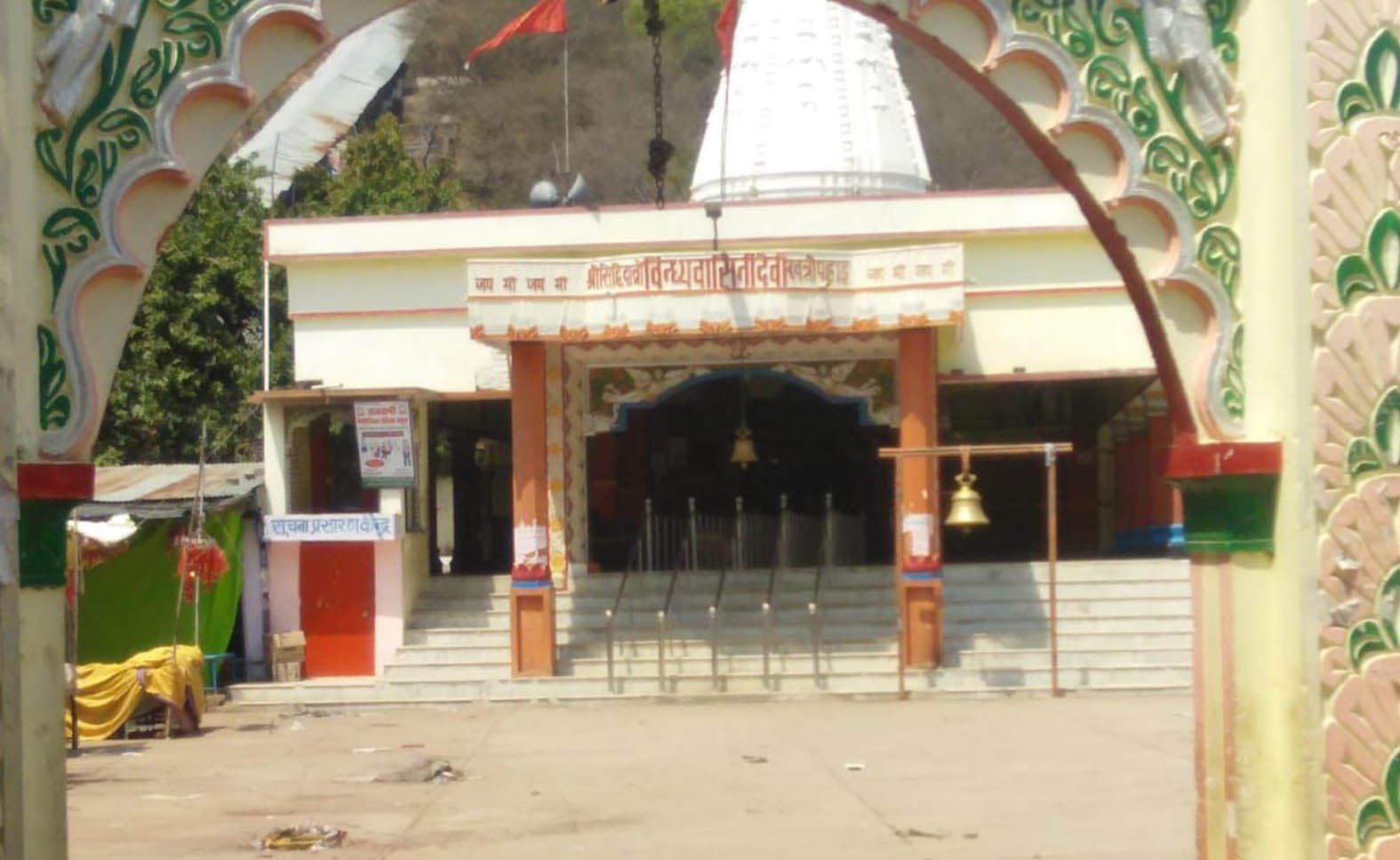 खत्री पहाड़ में विंध्यवासिनी देवी मंदिर का बंद गेट। खत्री पहाड़ में विंध्यवासिनी देवी मंदिर का बंद गेट।