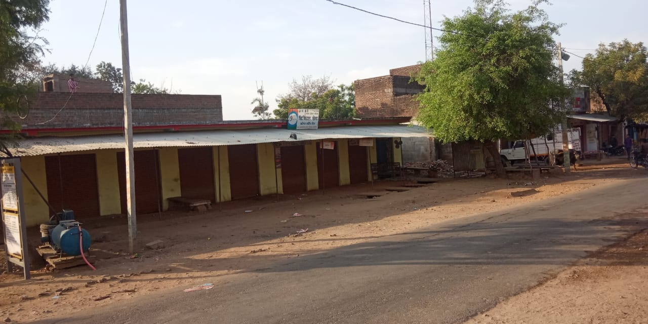 ैप्सन - जखौरा रोड स्थित ग्राम बिजरौठा में सन्नाटा ैप्सन - जखौरा रोड स्थित ग्राम बिजरौठा में सन्नाटा