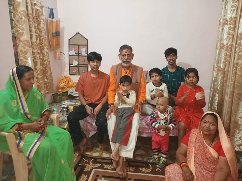 परिवार के साथ घर में समय बिताते राज्यमंत्री परिवार के साथ घर में समय बिताते राज्यमंत्री