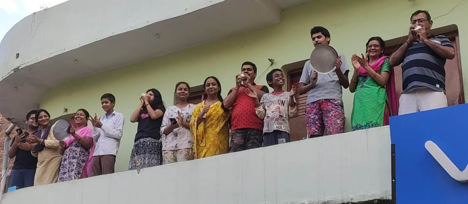 शहर में बालकनी में थाली-शंख बजाते लोग। शहर में बालकनी में थाली-शंख बजाते लोग।