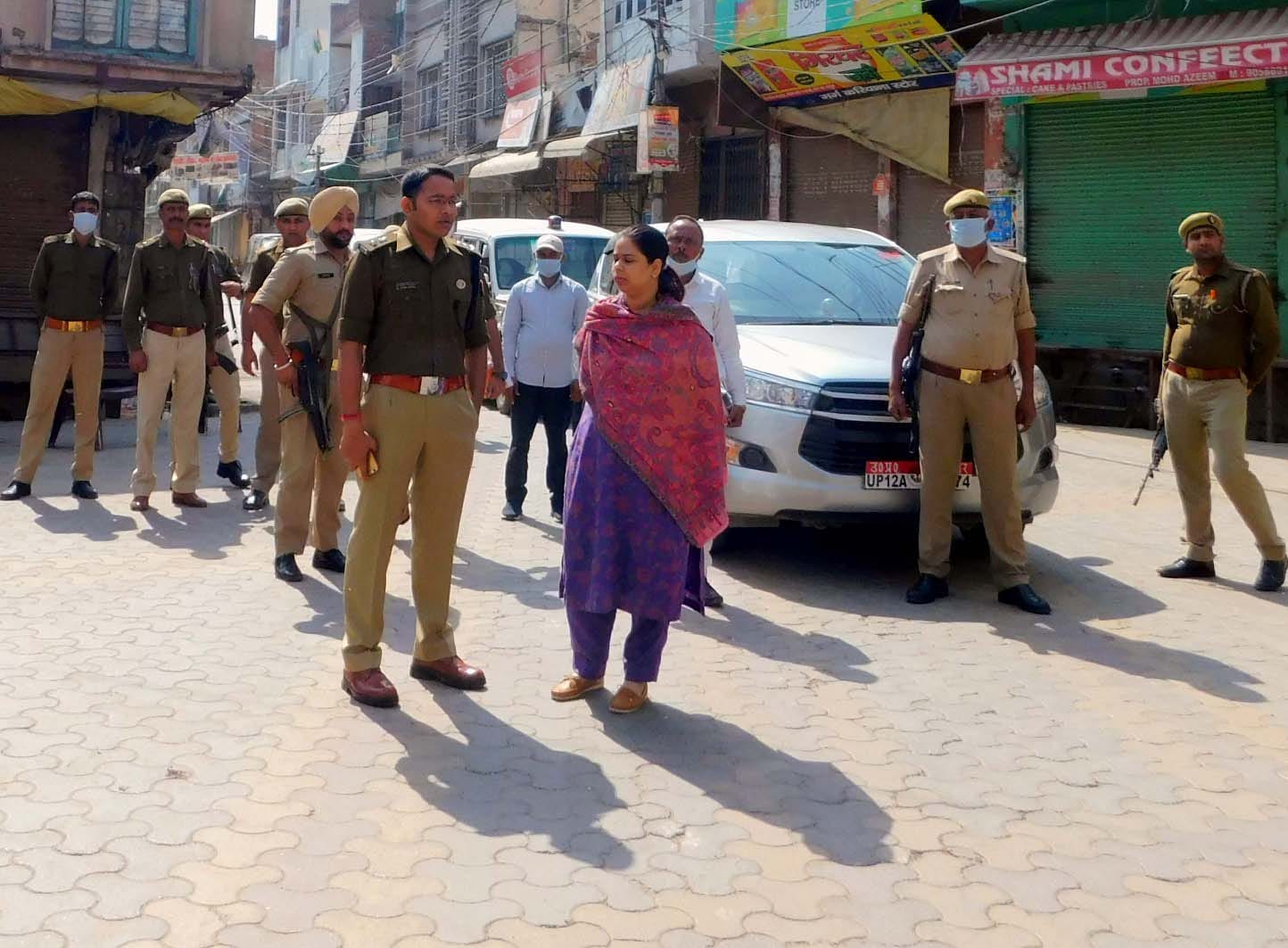 कैराना में कर्फयू के दौरान पहुचे डीएम एसपी कैराना में कर्फयू के दौरान पहुचे डीएम एसपी