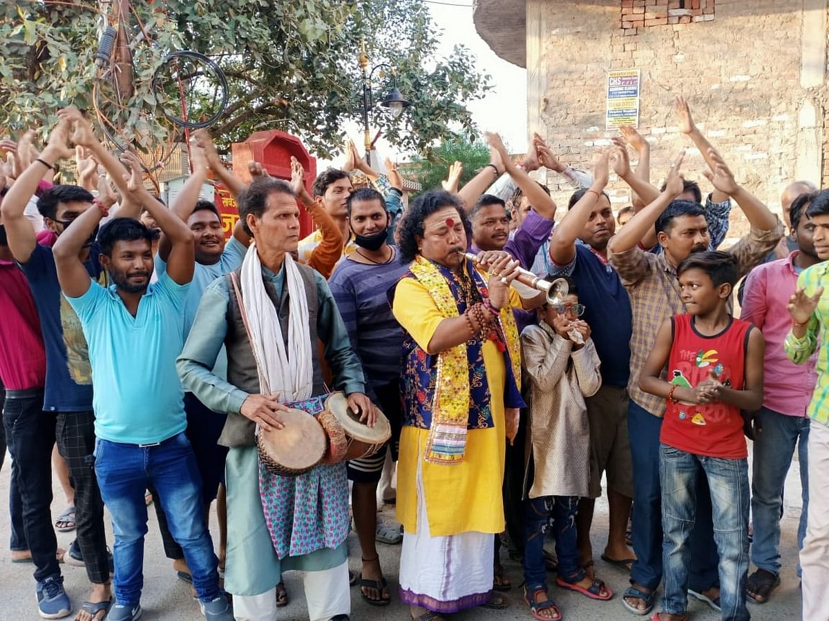 jantacurfew: वाराणसी में बजीं थाली-ताली, गूंजा शंखनाद, अधिकारियों के बच्चे भी नहीं रहे पीछे - Varanasi News