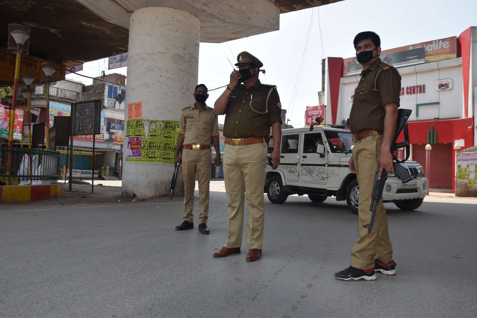 जनता कर्फ्यू के दौरान के दौरान चित्तू पांडेय चौराहा से लोगों को घर में रहने की अपील करते शहर कोतव? जनता कर्फ्यू के दौरान के दौरान चित्तू पांडेय चौराहा से लोगों को घर में रहने की अपील करते शहर कोतव?