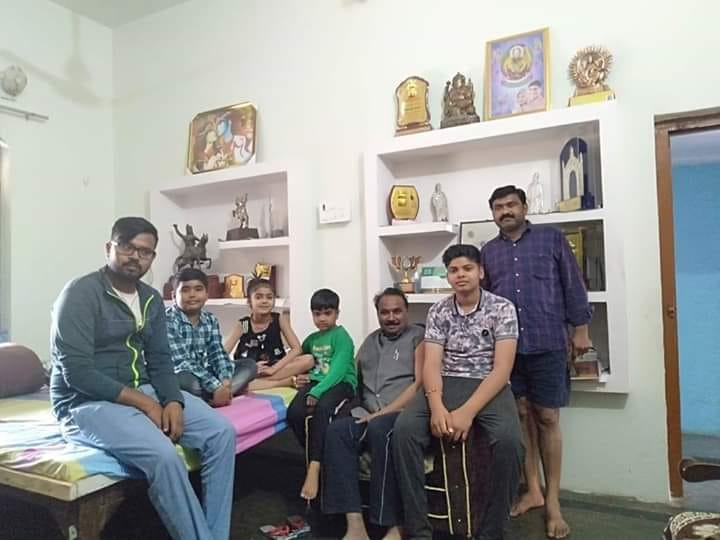 जालौन के सांसद भानुप्रताप वर्मा कोंच स्थित घर में परिजनों के साथ बैठकर बाते करते। जालौन के सांसद भानुप्रताप वर्मा कोंच स्थित घर में परिजनों के साथ बैठकर बाते करते।