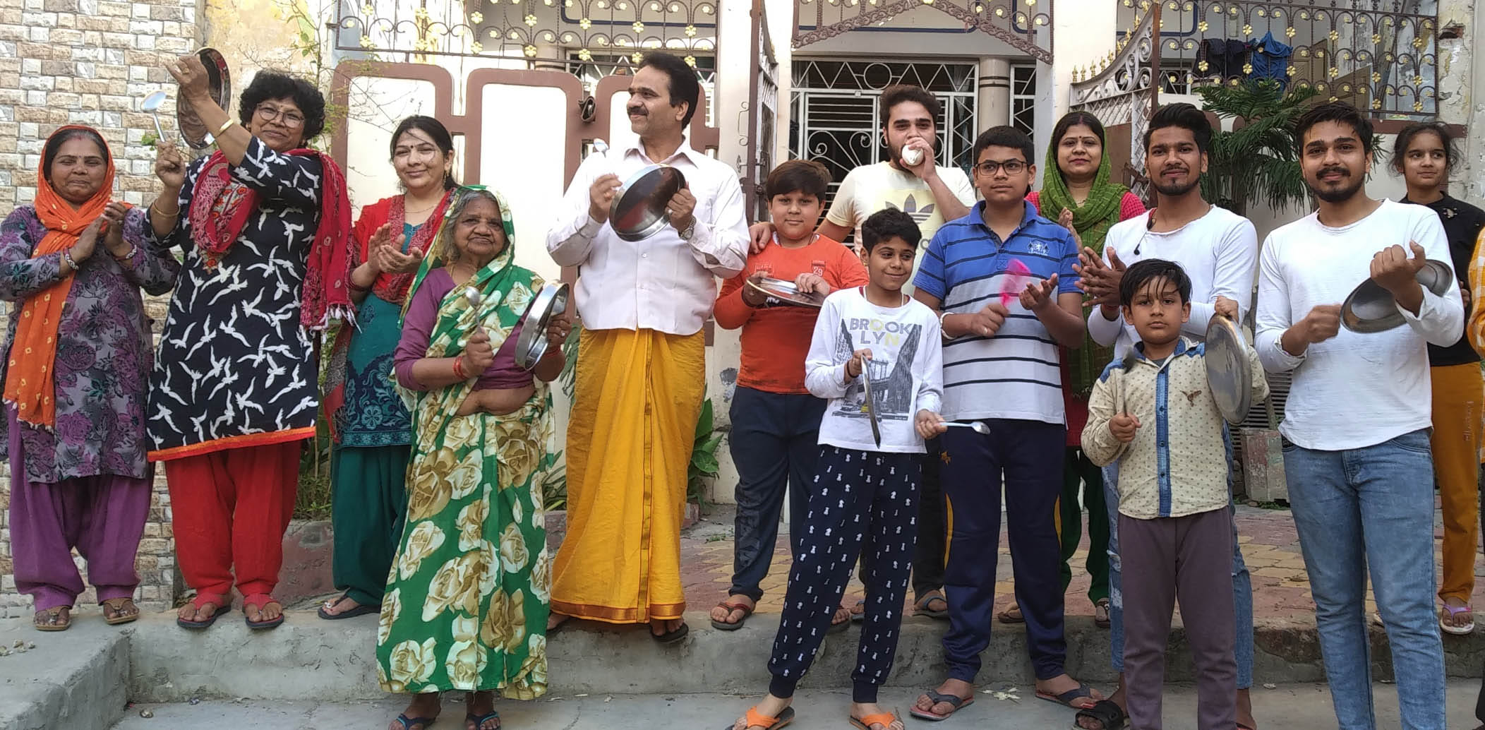 चरथावल महाब्रहमणान में घरों के सामने घंटी, ताली और संघ बजाते लोग। चरथावल महाब्रहमणान में घरों के सामने घंटी, ताली और संघ बजाते लोग।
