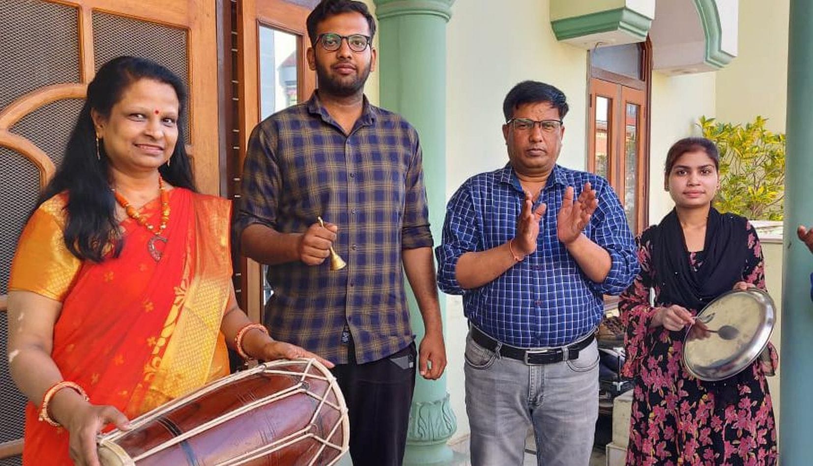 जसपुर में थाली बजाते लोग।