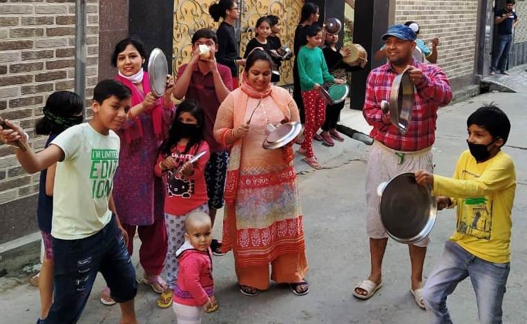 शाहपुर में थाली बजाते महिलाऐं व बच्चें। शाहपुर में थाली बजाते महिलाऐं व बच्चें।