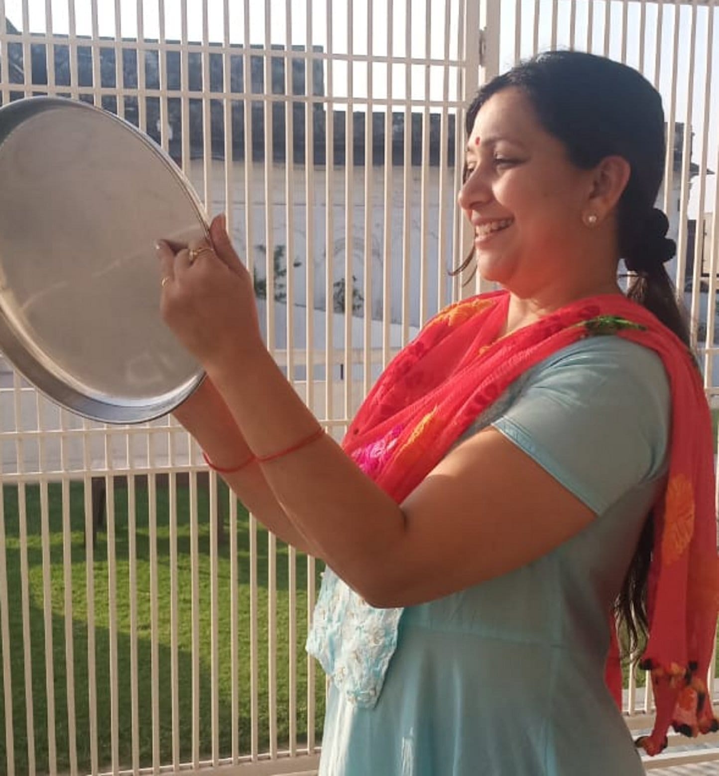 झिंझाना में थाली बजाती महिलाएं झिंझाना में थाली बजाती महिलाएं
