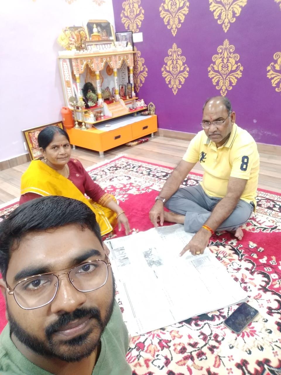 जालौन ः घर में परिजनों के साथ बैठे उरई सदर विधायक गौरी शंकर वर्मा। जालौन ः घर में परिजनों के साथ बैठे उरई सदर विधायक गौरी शंकर वर्मा।