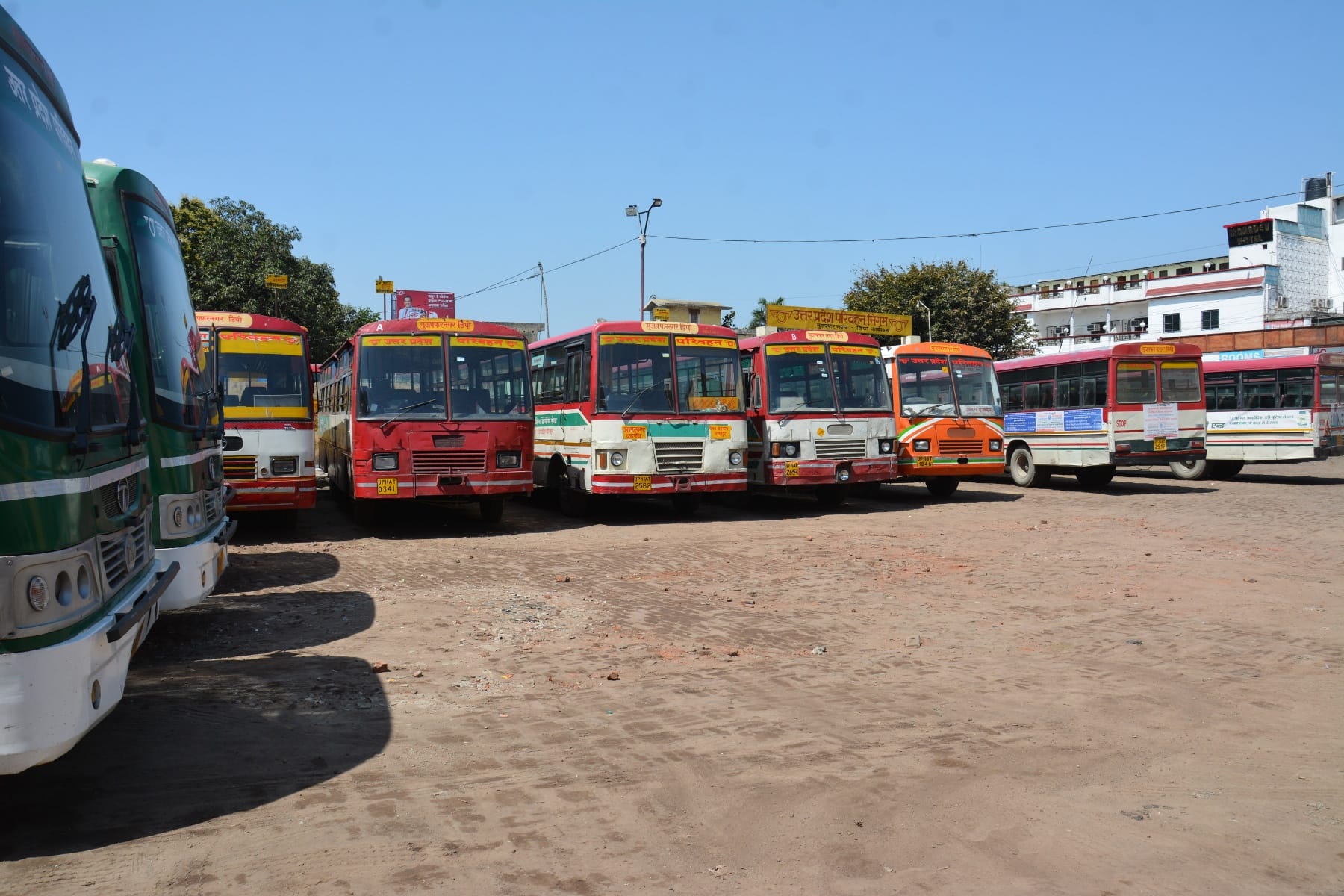 जनता कर्फ्यू के चलते डिपो में खड़ी रोडवेज बसें। जनता कर्फ्यू के चलते डिपो में खड़ी रोडवेज बसें।