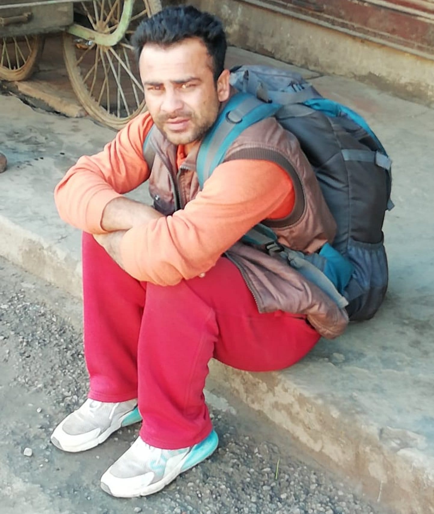 शामली रोडवेज बसअडडे पर बस की इन्तजार में बैठा यात्री शामली रोडवेज बसअडडे पर बस की इन्तजार में बैठा यात्री