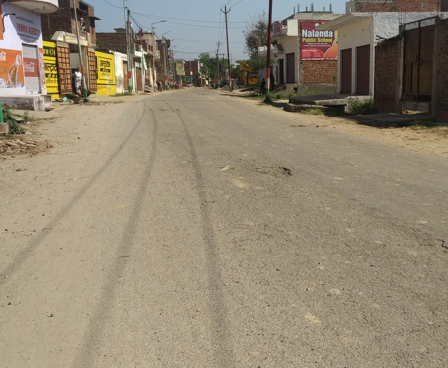 चरथावल में रोहाना मार्ग पर सन्नाटा एवं दुकानें बंद चरथावल में रोहाना मार्ग पर सन्नाटा एवं दुकानें बंद