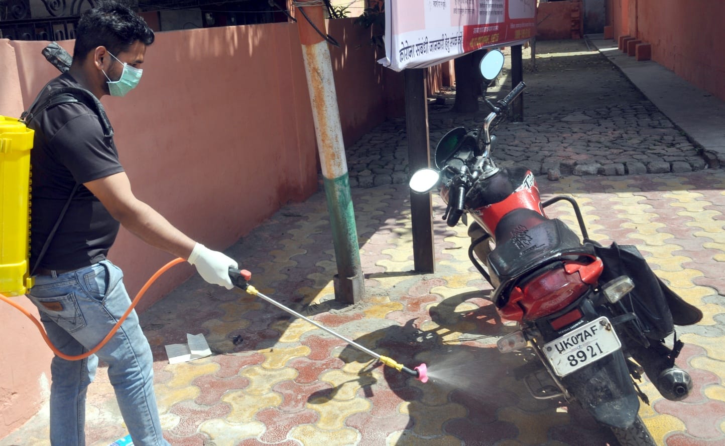 शामली सीएचसी में बाईक पर र्स्पे करता कर्मचारी शामली सीएचसी में बाईक पर र्स्पे करता कर्मचारी